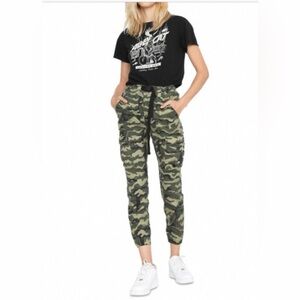 NWT Pam & Gela X20 Camo Cargo Pant with Belt - Green/Black Camo - size L